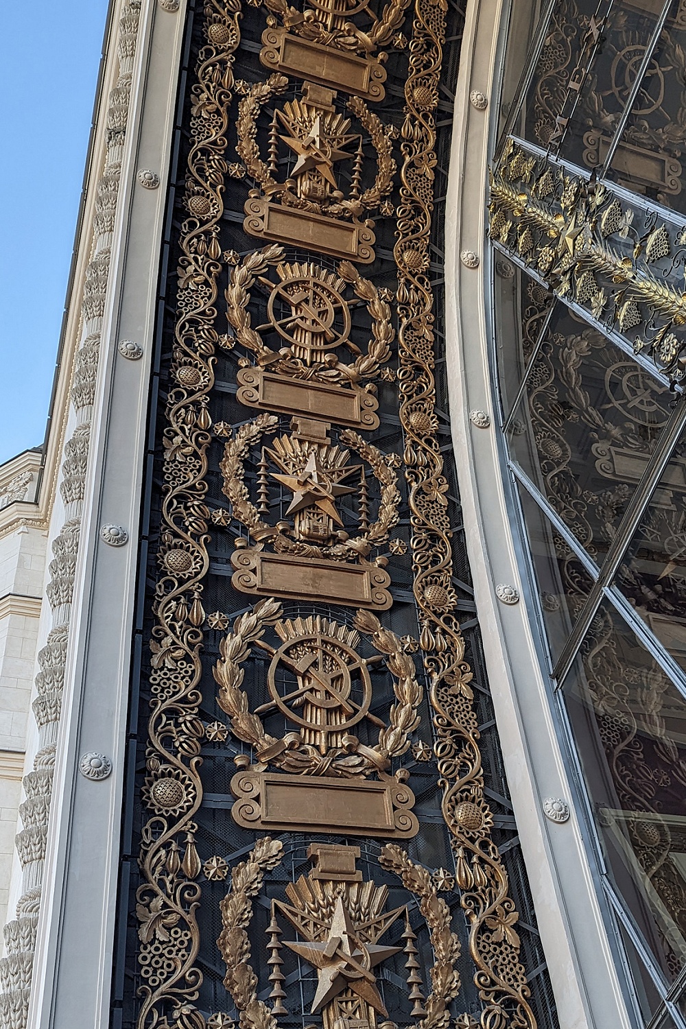 Акцент на металликах! Всё о золотой краске для интерьера и экстерьера Броско Металлик