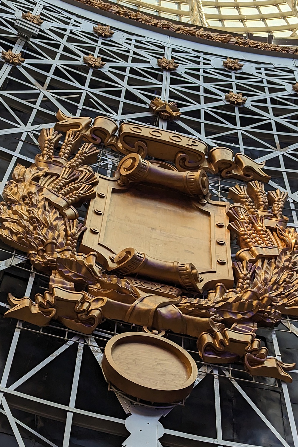 Акцент на металликах! Всё о золотой краске для интерьера и экстерьера Броско Металлик