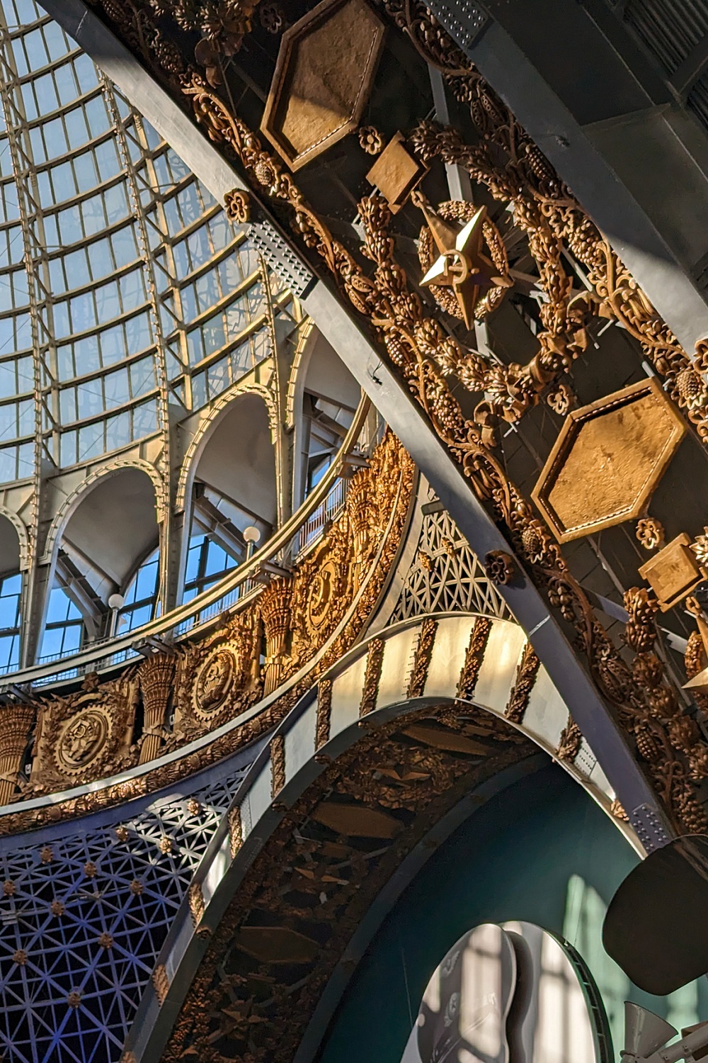 Акцент на металликах! Всё о золотой краске для интерьера и экстерьера Броско Металлик