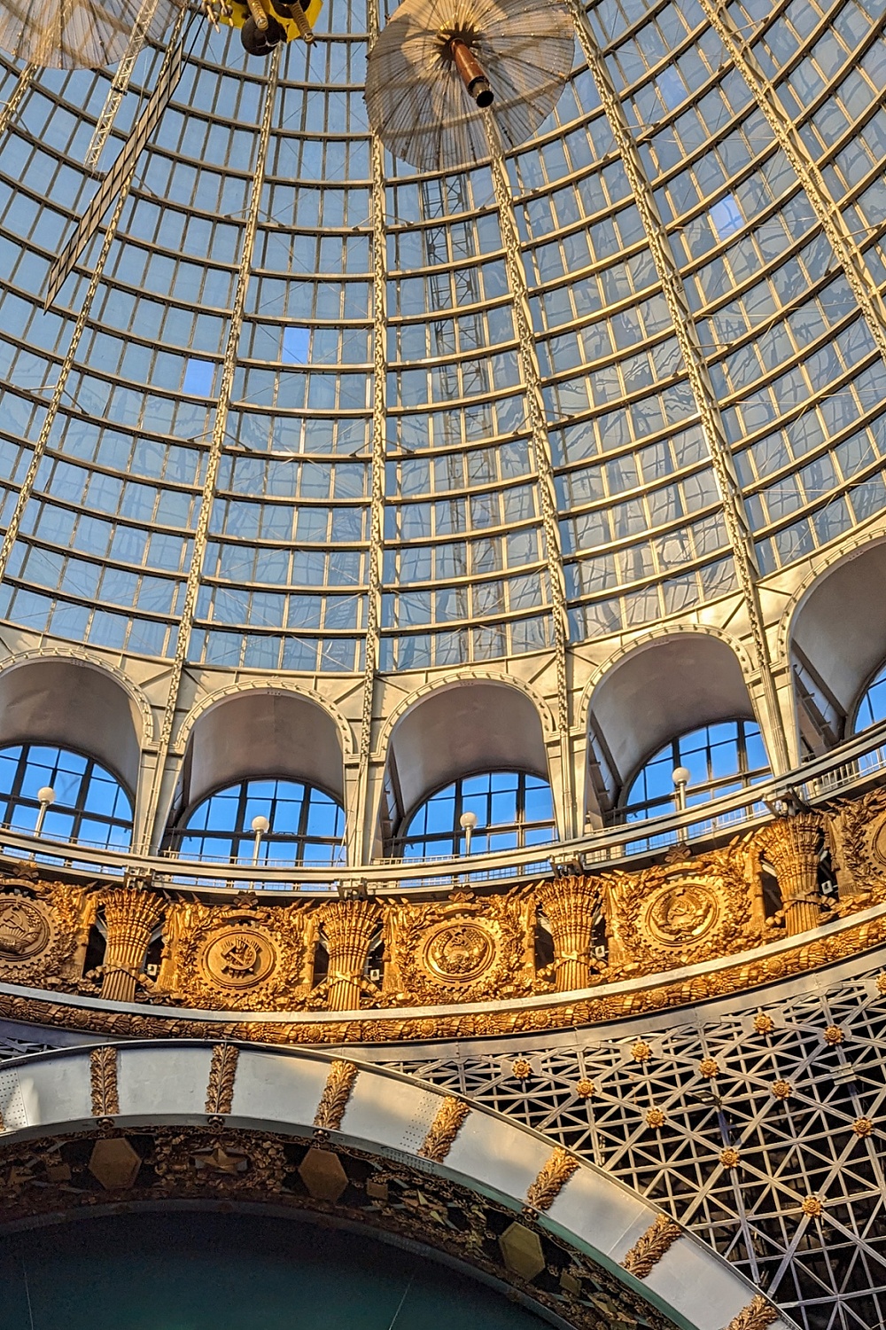 Акцент на металликах! Всё о золотой краске для интерьера и экстерьера Броско Металлик